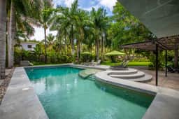 Exquisite 4-Bedroom Villa, 5-Minutes from the Beach - Image 2
