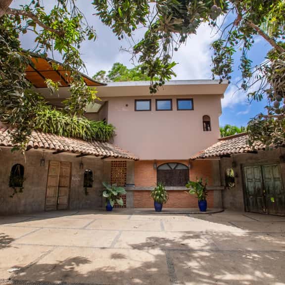 Exquisite 4-Bedroom Villa, 5-Minutes from the Beach - Image 1