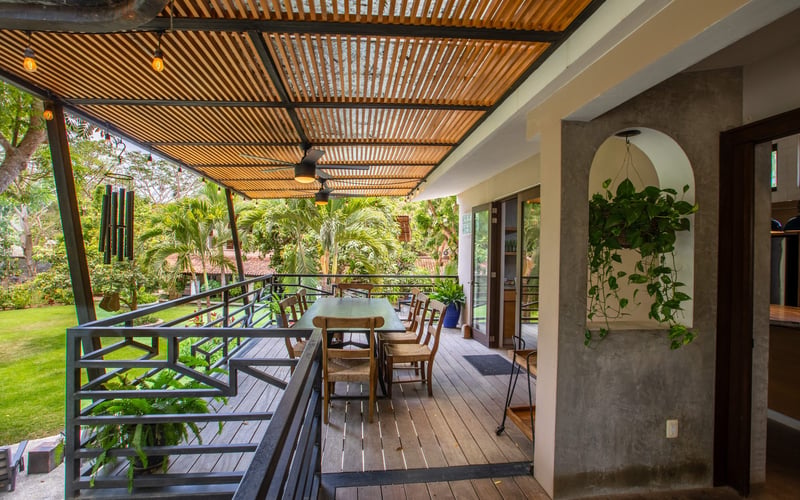 Villa deck dining