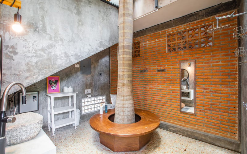 Villa tree bathroom